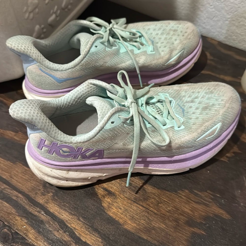 HOKA clifton 9 sneakers 
Excellent condition
